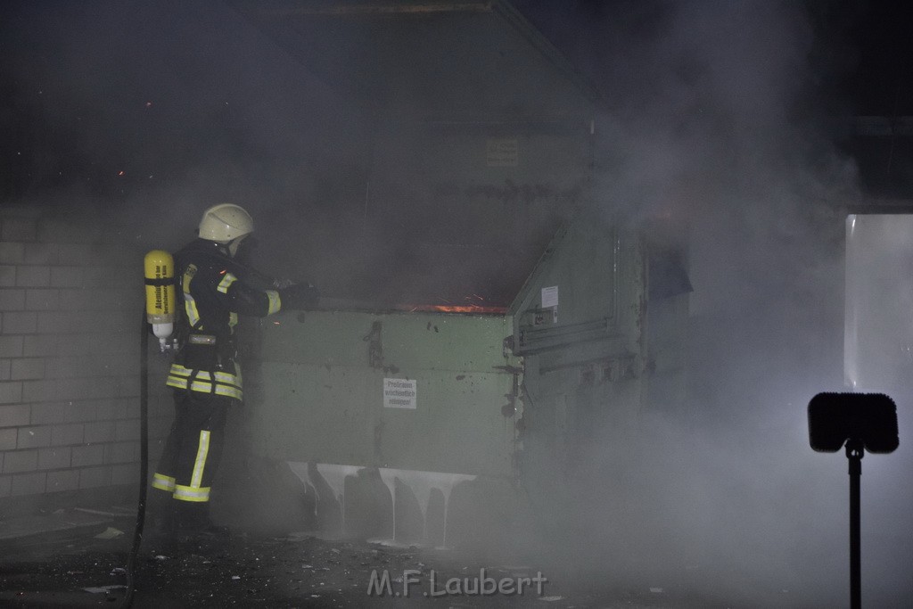 Feuer Papp Presscontainer Koeln Hoehenberg Bochumerstr P084.JPG - Miklos Laubert